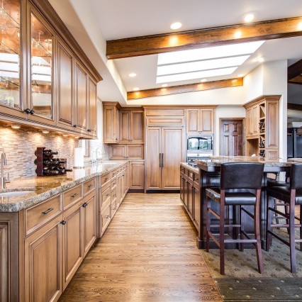 Design de interiores: descubra os benefícios de utilizar  madeira na composição de espaços
