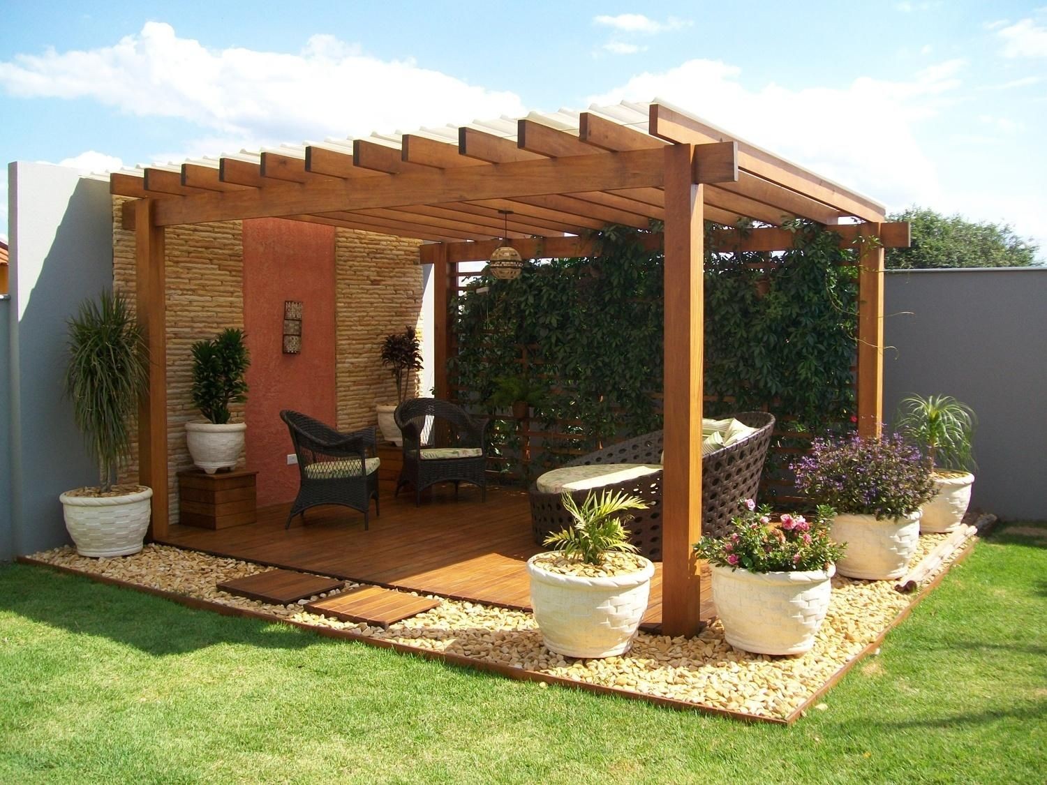 Piscina e Jardim com Pergolado